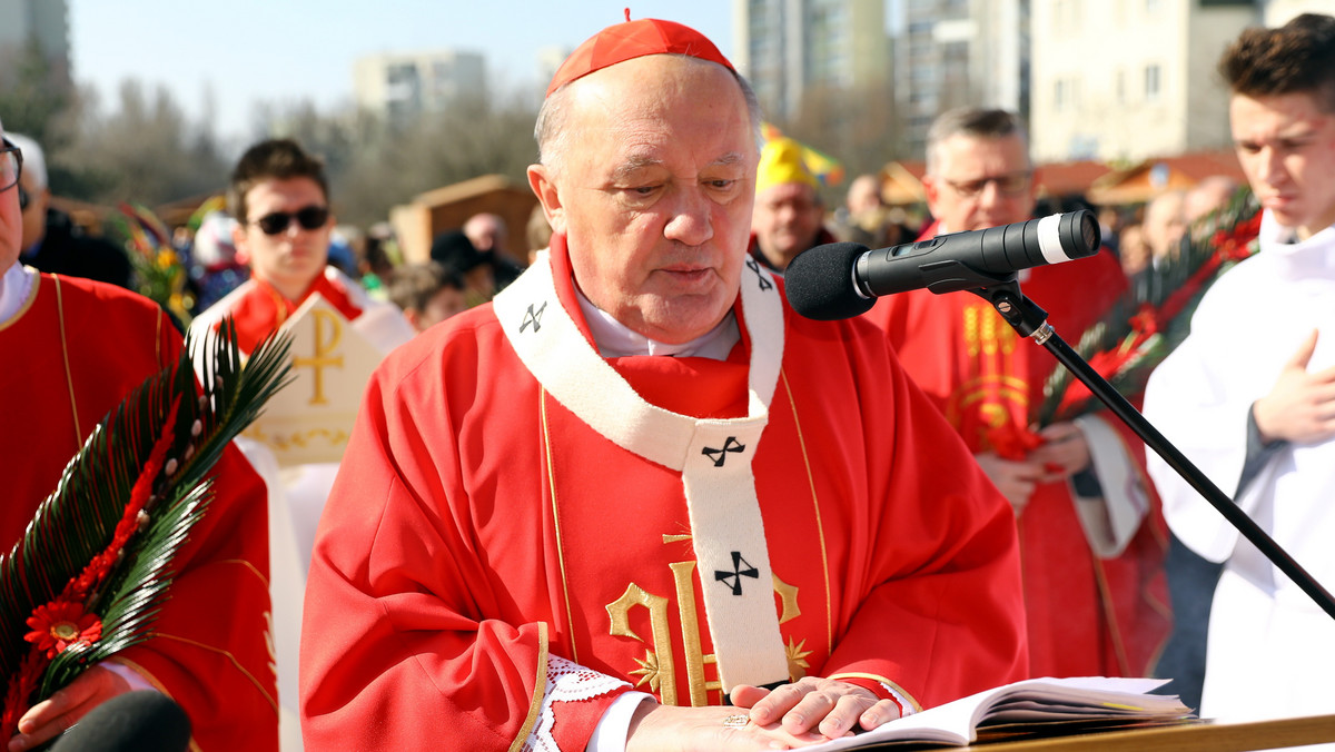 W parafiach wychodzą procesje z palmami, ludzie śpiewają radosne "Hosanna Synowi Dawidowemu", ale obok tych procesji są inne spotkania, gdzie padają złowrogie słowa przeciw życiu, przede wszystkim przeciw ochronie życia i wszystkim, którzy próbują życia bronić - mówił kardynał Kazimierz Nycz.