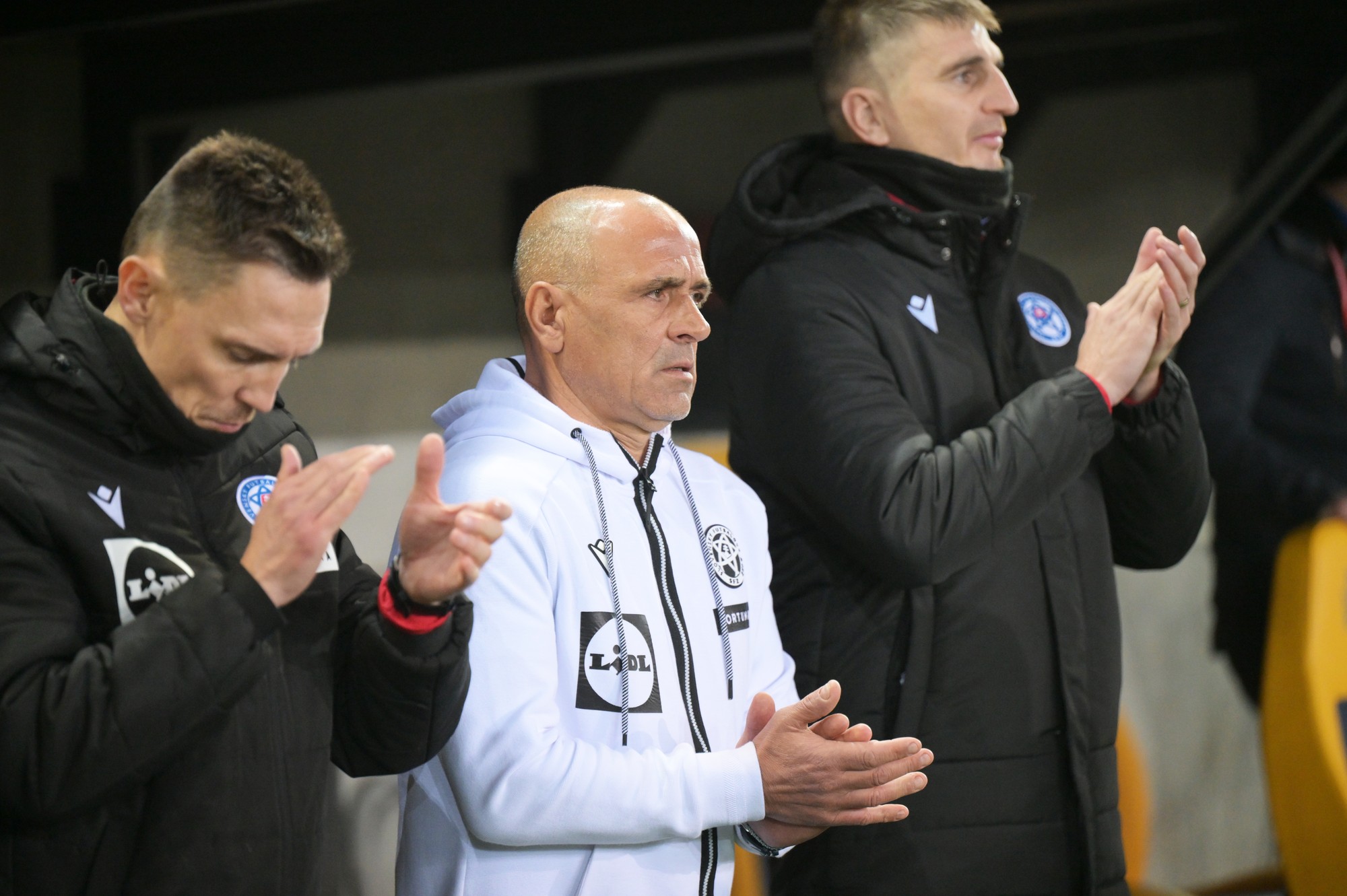 Uprostred tréner Slovenska Francesco Calzona. 