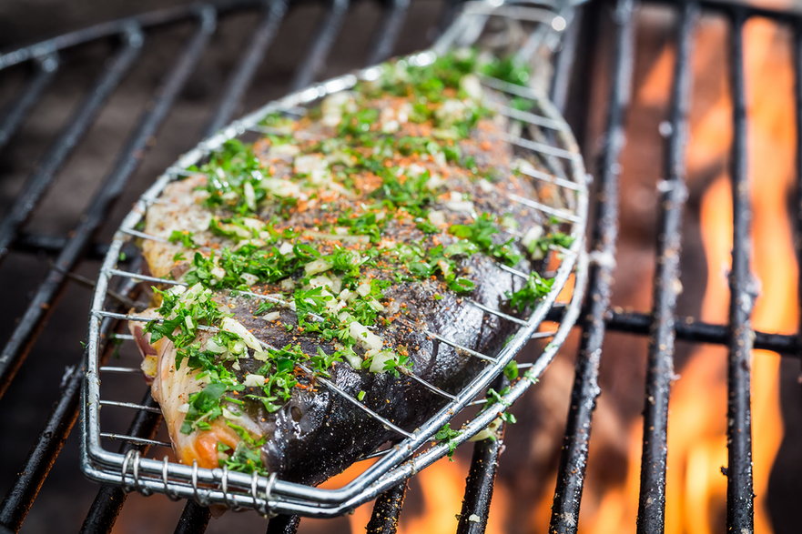 Oprócz chudego mięsa warto również uwzględnić w grillowym menu tłuste ryby morskie