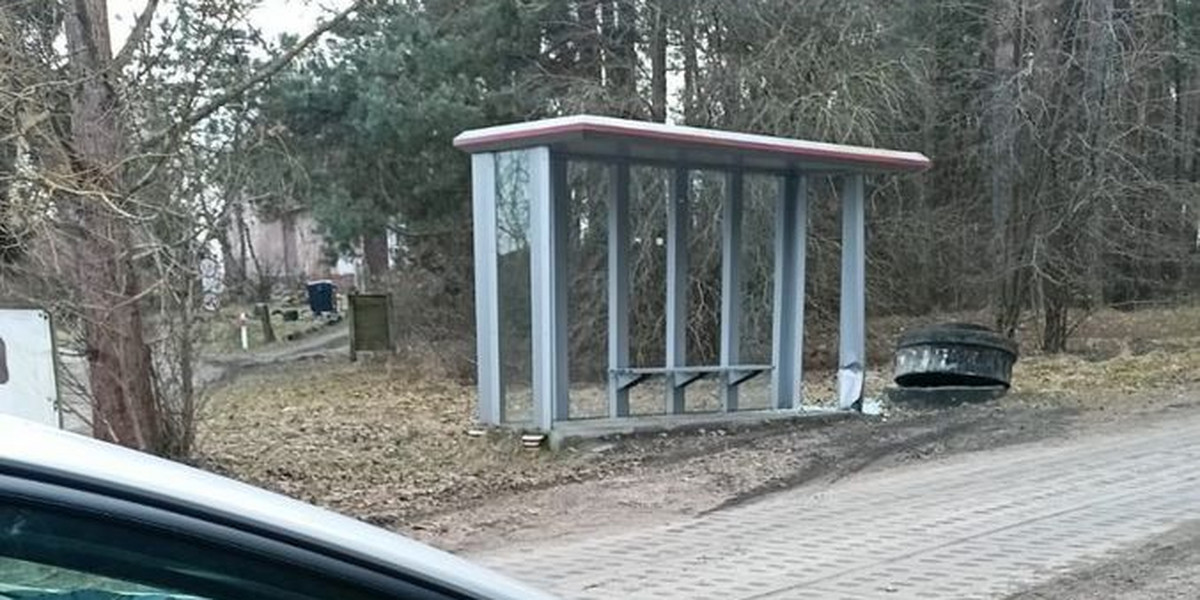 Kierowca uderzył w przystanek autobusowy w Sztumskim Polu
