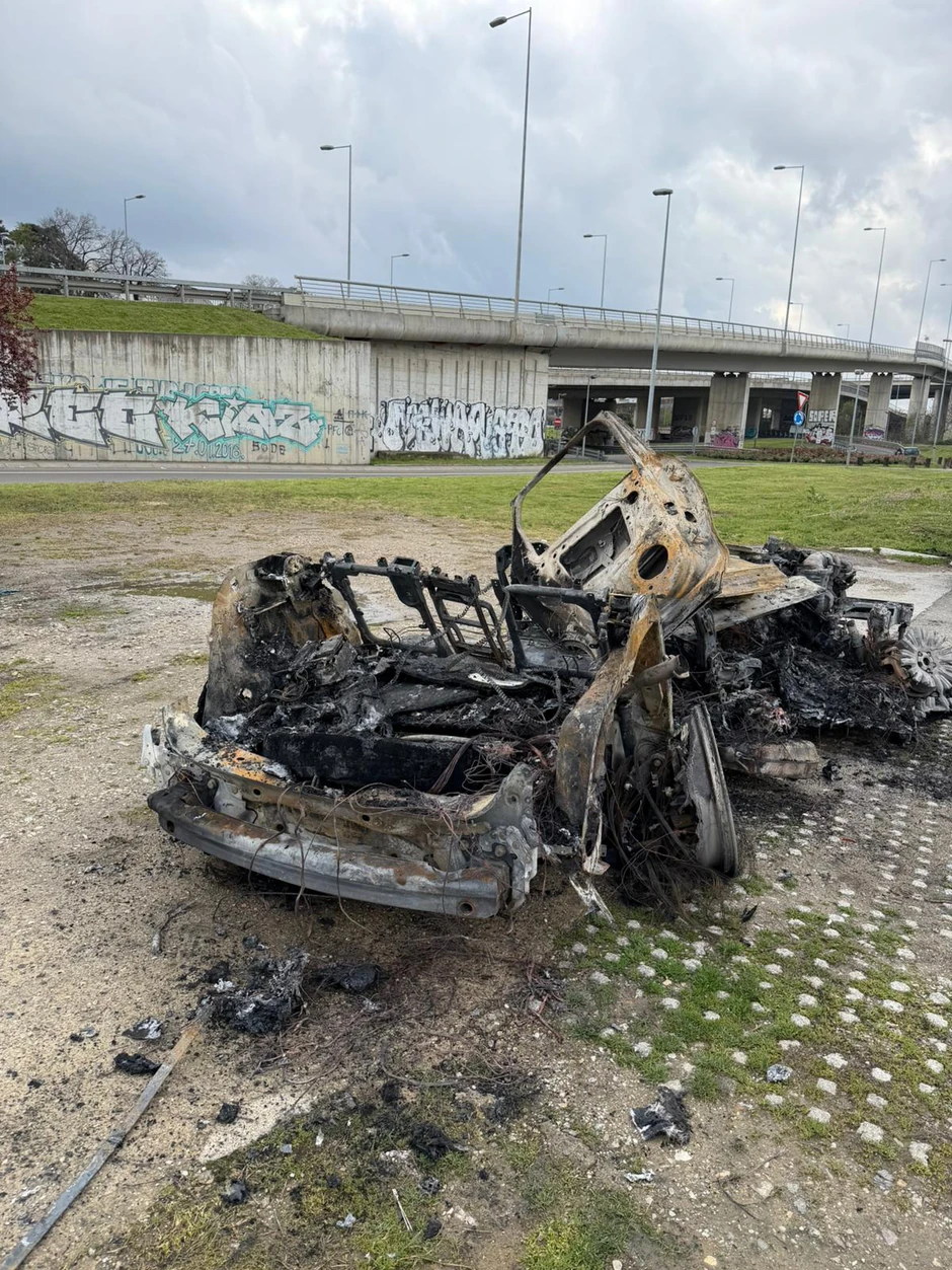 Izgoreo auto kod Mosta na Adi