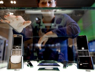 Rewolucja na rynku telefonii komórkowej. Zapłacą za nią klienci?