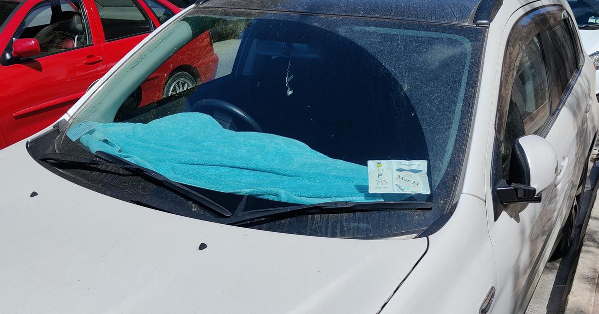  Po co kierowcy kładą ręczniki na desce rozdzielczej? To sprytna metoda