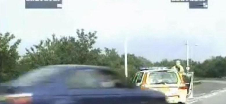 Żelazny policjant w akcji. Potrąciło go auto, a on...