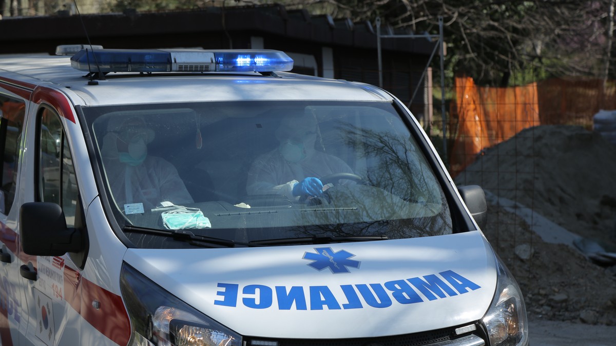 POVREĐEN TINEJDŽER (15) Stravična nesreća u centru Kaća: Sudarili se motor i automobil