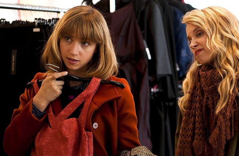 Zoe Kazan i Megan Park w komedii 'Słowo na >>M