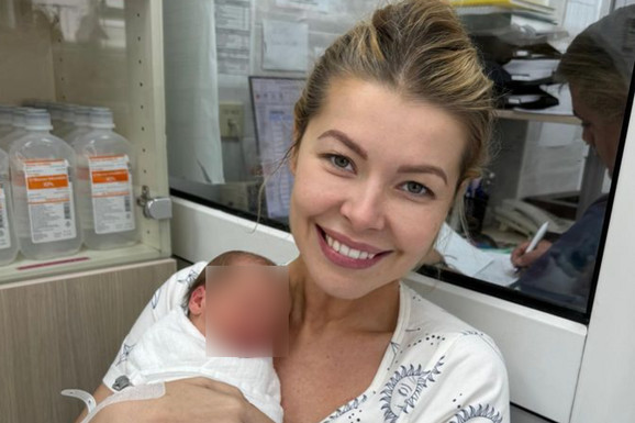 "NAJVEĆI DAR OD BOGA, NAŠA POBEDNICA" Pevačica (40) objavila fotografiju iz porodilišta:  Ne skida osmeh sa lica, u rukama čvrsto drži ćerkicu