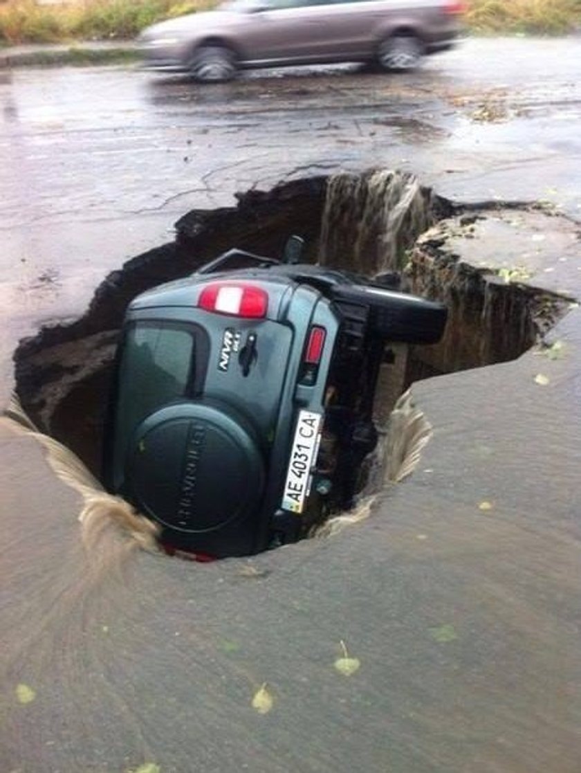 Samochód zapadł się pod ziemię