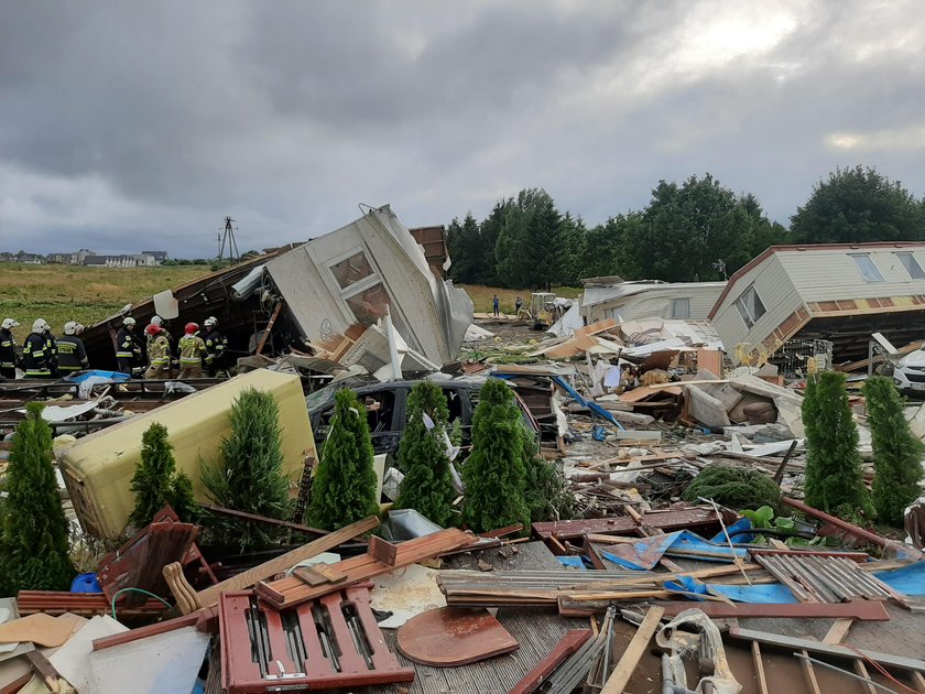 Trąba powietrzna porwała 8 domków holenderskich w Ustroniu Morskim. Są ranni