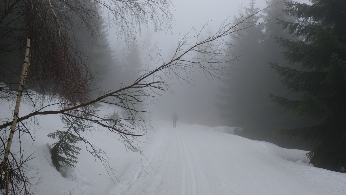 Śnieżka: Silny wiatr. Turyści wchodzą na Śnieżkę zamkniętym szlakiem