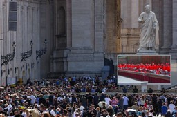 Konklawe. Setki osób na Placu Św. Piotra czekają na następcę papieża Franciszka