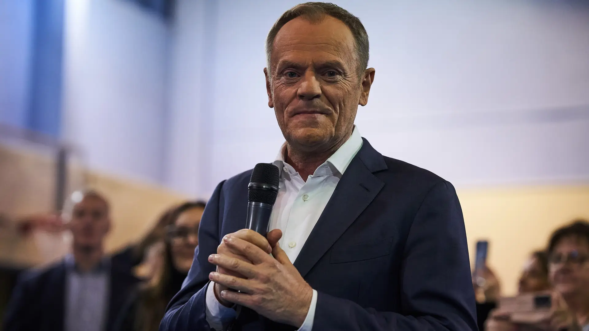 Tusk zapowiada kredyt 0 proc. na pierwsze mieszkanie i dopłatę 600 zł do najmu. "To upasie banki"