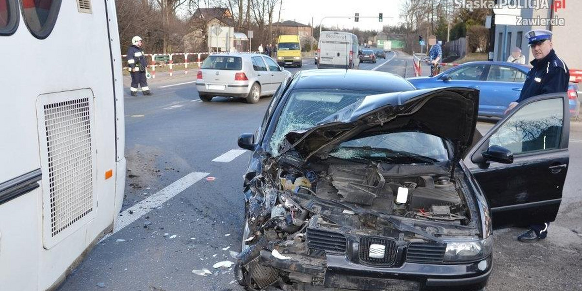 Autobus zderzył się z osobówką