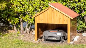 Wind- und Wetterschutz: Beliebte Garagen für Mähroboter im Vergleich