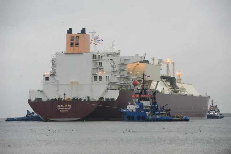 Metanowiec 'Al Nuaman' z katarskim LNG wpływa do basenu portowego terminalu LNG w Świnoujściu
