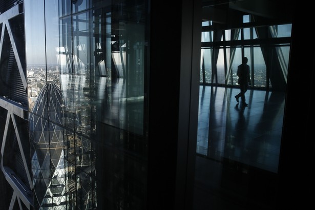 Szklana fasada wieżowca Leadenhall Building (znany też jako Cheesegrater) w londyńskiej finansowej dzielnicy City. W oknach po lewej odbija się słynny biurowiec Gherkin.