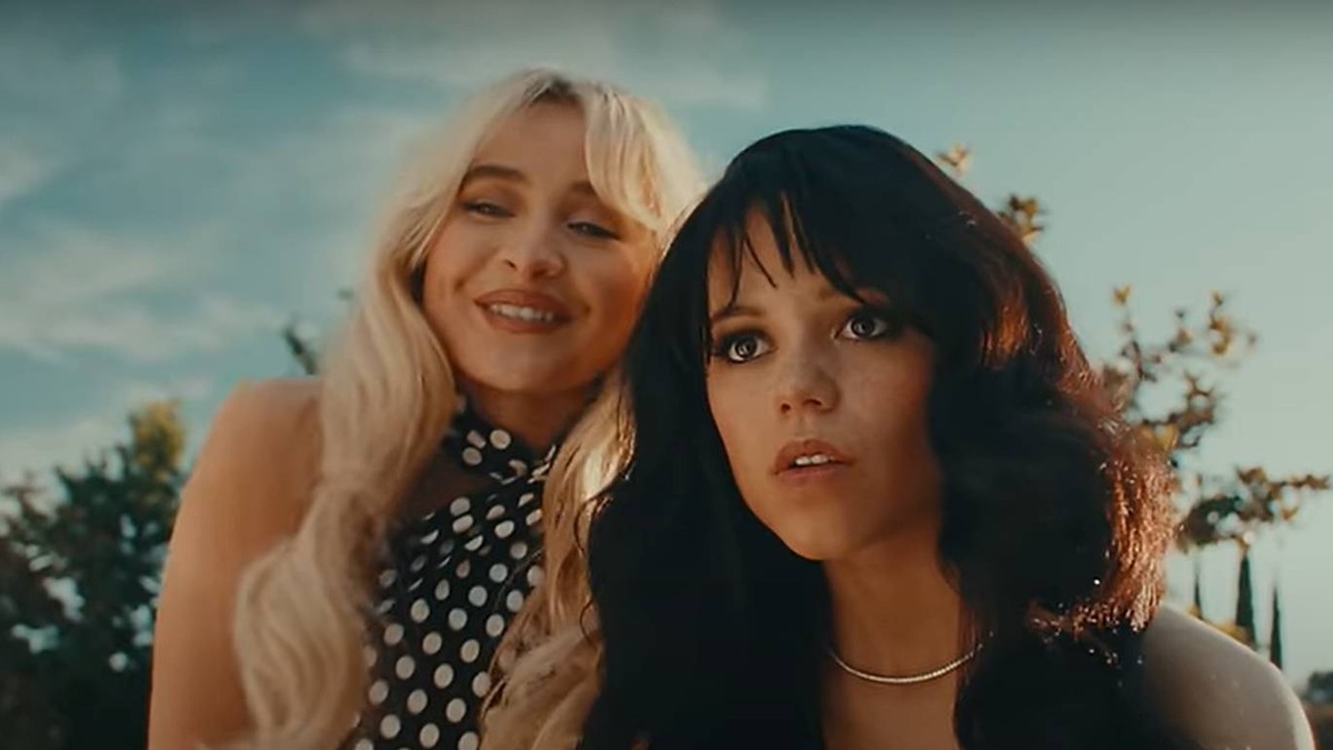 Jenna Ortega megcsókolta és megölte Sabrina Carpentert: brutális klipet adott ki a világsztár – videó