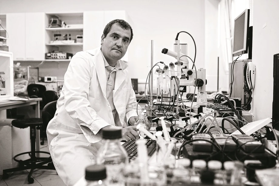 Prof. Piotr Garstecki, twórca Scope Fluidics: - Rynek diagnostyki molekularnej w formacie point-of-care, czyli badań, które można wykonać natychmiast w miejscu pobrania próbki, od kilku lat bardzo dynamicznie rośnie. W tej chwili na otrzymanie wyniku testu na COVID-19 trzeba czekać co najmniej kilkanaście godzin. Potrzebna jest zatem szybka i czuła diagnostyka genetyczna, w formacie automatycznych testów, które przydatne są również w wielu zwyczajnych zastosowaniach w szpitalach i gabinetach lekarskich.