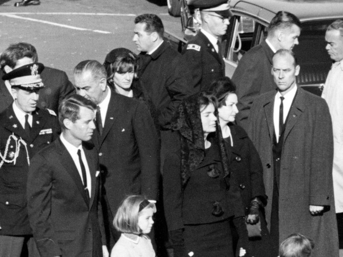 Sa decom na Džonovoj sahrani 1963.  u Vašingtonu