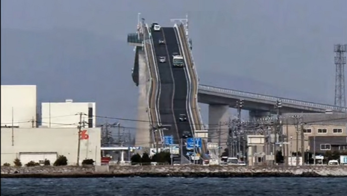 Kiedy patrzy się na poniższe zdjęcie, trudno uwierzyć, że naprawdę coś takiego zbudowano. Most Eshima Ohashi łączy dwa japońskie miasta: Matsue i Sakaiminato. Powstał nad rzeką, którą często kursują bardzo duże statki, płynące do jednego z głównych portów Japonii.