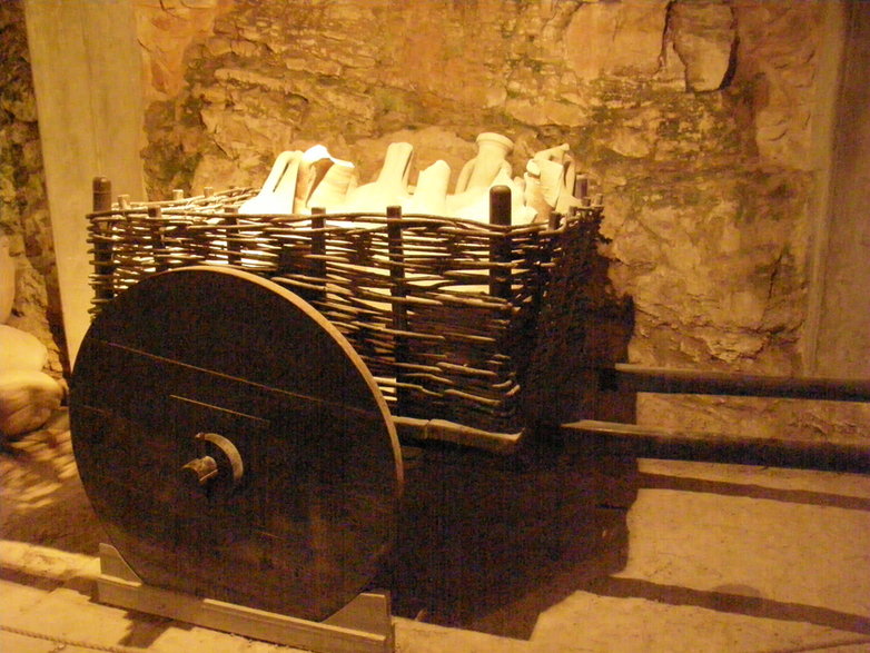 Takimi wózkami z drewna i wikliny transportowano amfory z wytworzonym produktem