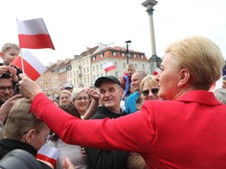 W kolorach flagi, ale z pazurem: TAK Agata Duda wystylizowała się na obchody 2 Maja [FOTO]