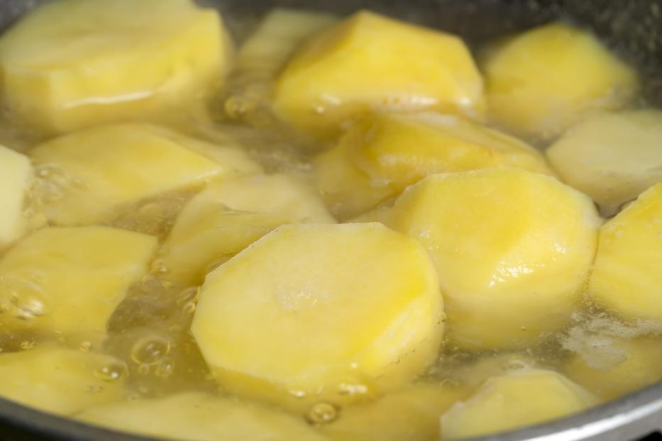 A leggyakoribb hiba a burgonya főzésekor: a legértékesebb tulajdonságait veszíti így el fotó: Getty Images