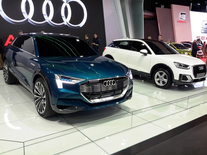 Q2 (z prawej) będzie najmniejszym modelem w rodzinie SUV-ów Audi. Będzie go można kupić od jesieni tego roku. Drugi prezentowany model to e-tron quattro koncept – jak sama nazwa wskazuje jest to model koncepcyjny, z elektrycznym napędem, na który składają się aż trzy silniki. Prawdopodobny debiut seryjnego modelu zapowiadany jest na 2018 rok.