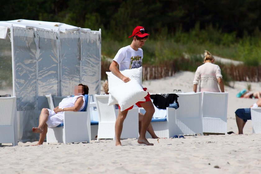 Antonii Królikowski z ukochaną na plaży w Juracie