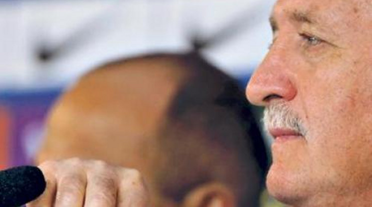 Scolari az égés után  sem áll fel a kispadról