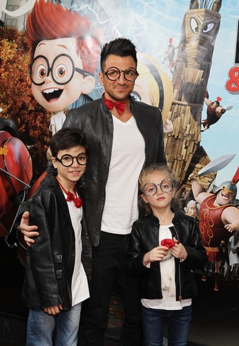 Peter André z dziećmi Juniorem Savvą i Princess Tiaamii na premierze filmu 'Pan Peabody i Sherman'