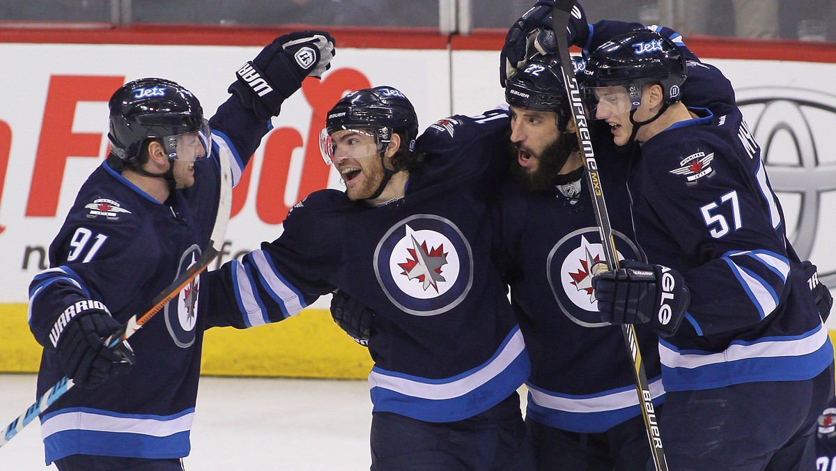 O krok bliżej play-off są po ostatniej kolejce hokeiści Winnipeg Jets i Vancouver Canucks. Obie ekipy wygrały ważne mecze, z rywalami którzy również potrzebują punktów, by zmieścić się w czołowej ósemce Konferencji Zachodniej.