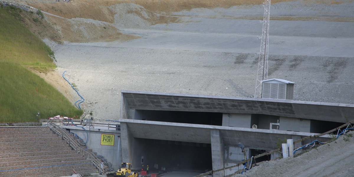 Tunel w ciągu Zakopianki