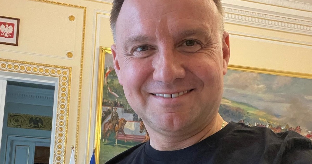 Burza po zdjęciu Andrzeja Dudy. Promuje książkę w takim towarzystwie