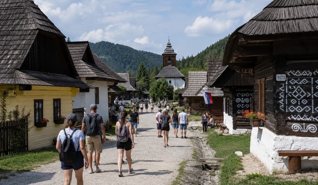 Turisti u slovačkom selu - ilustracija
