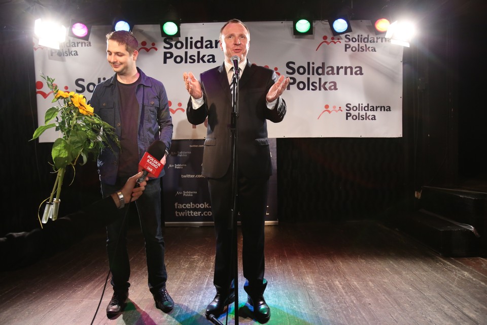 Europoseł Solidarnej Polski Jacek Kurski i Patryk Jaki chwilę po ogłoszeniu wstępnych wyników wyborów