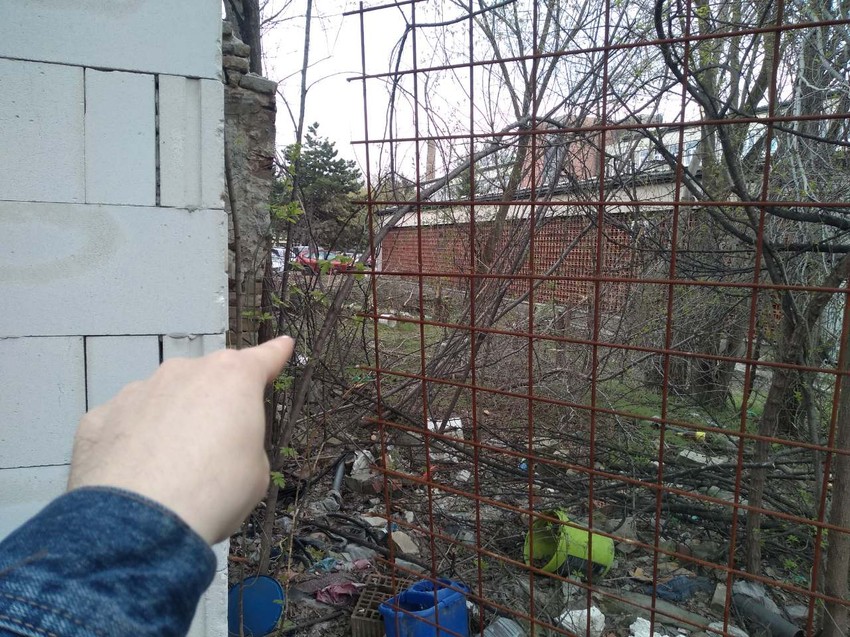 Rupa u ogradi kroz koju prolaze zavisnici