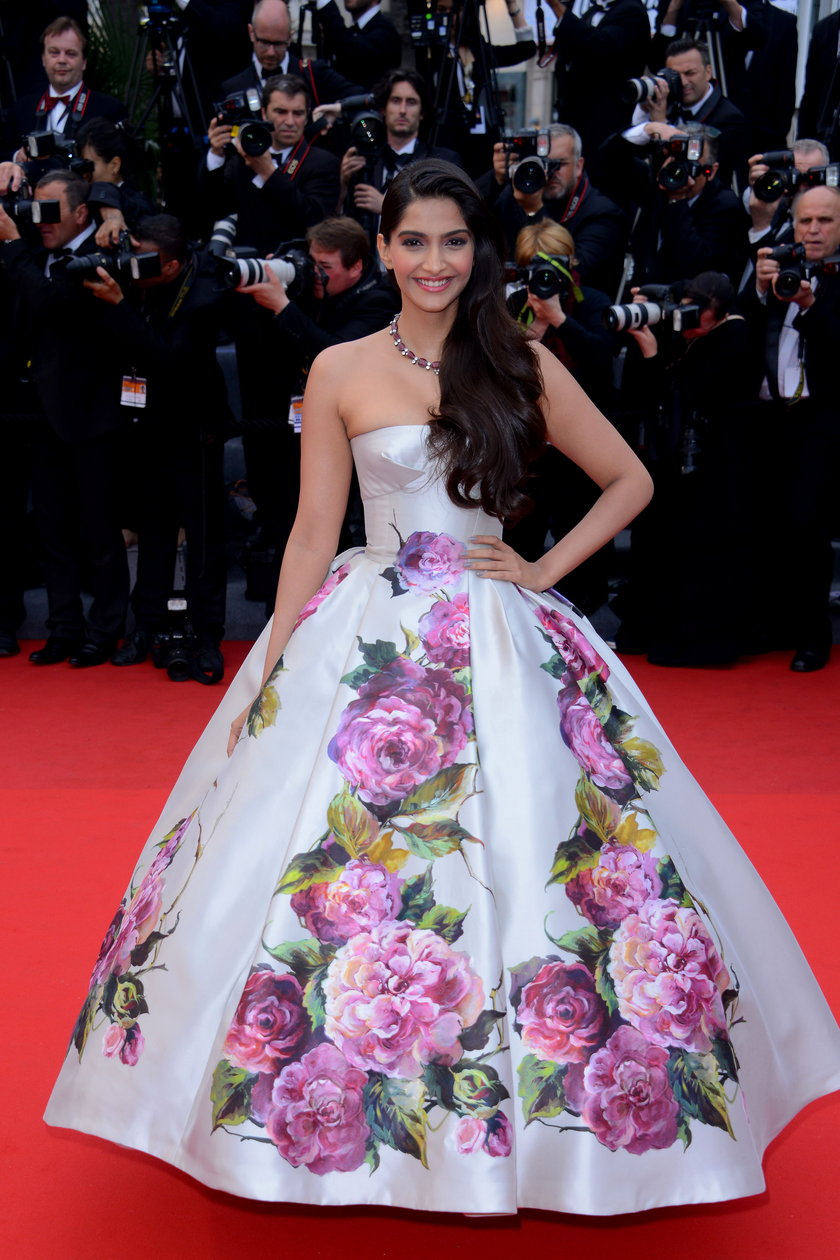 Sonam Kapoor na czerwonym dywanie w Cannes