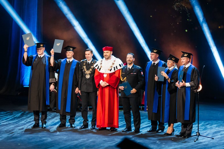 Graduacja strażaków w Collegium Humanum