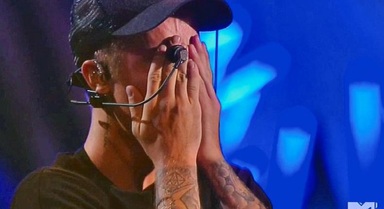 Justin Bieber cries at 2015 VMAs