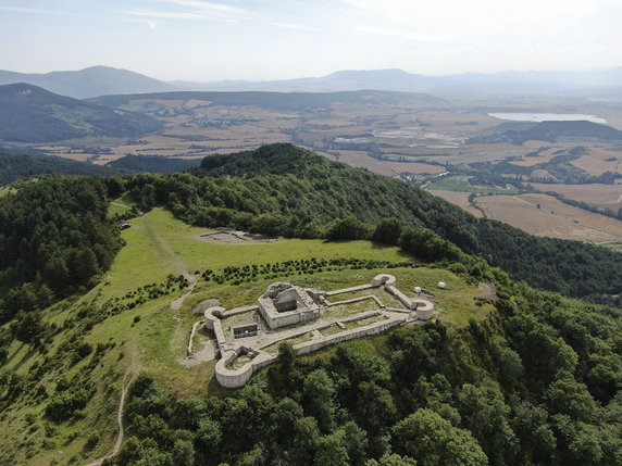 Wykopaliska na górze Irulegi. Widoczny średniowieczny zamek i osada z epoki żelaza