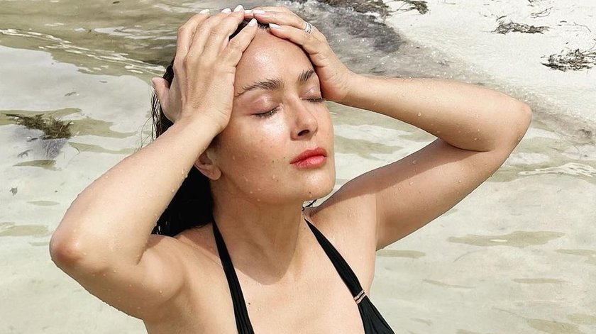 Salma Hayek medytuje na plaży w bikini. Powiemy tylko jedno: WOW!