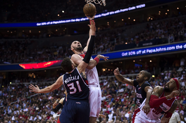 Liga NBA: Wizards przegrali i remisują z Hawks. Bardzo nieskuteczny Gortat