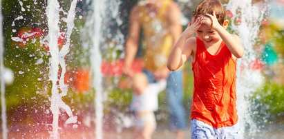 Pozwalasz dziecku kąpać się w fontannie? Ryzykujesz jego zdrowie!