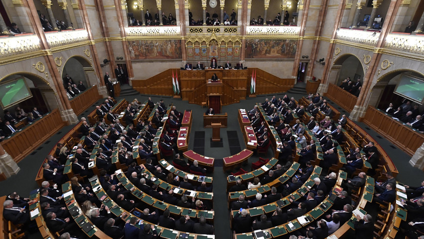 Indul a törvénygyár: az uniós megegyezésekhez szükséges javaslatokról tárgyal a parlament