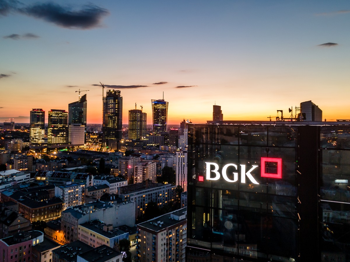 Trzy filary strategii BGK na lata 2025-2030: innowacyjna gospodarka i bezpieczeństwo, współpraca z samorządami i społecznościami lokalnymi i regionalnymi oraz bank jako istotny partner finansowy dla instytucji publicznych.
