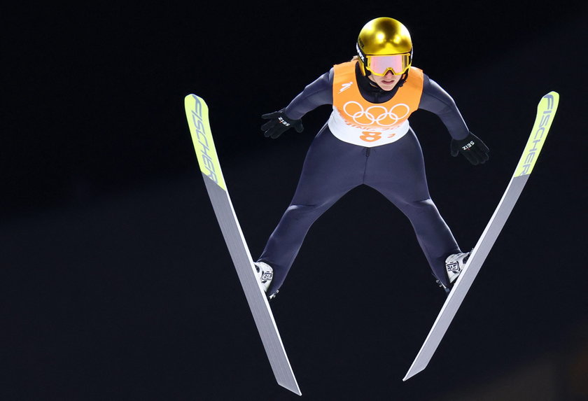 Konkurs drużyn mieszanych w skokach narciarskich debiutował i to z przytupem. Zdyskwalifikowanych zostało aż 5 zawodniczek z 4 krajów.