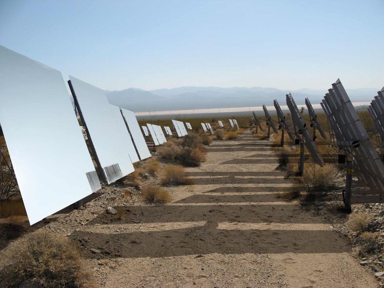 Wizualizacja heliostatów, czyli luster skupiających światło słoneczne. Tak będzie wyglądała największa elektrownia słoneczna świata: Ivanpah Solar Electric Generating System (ISEGS) w Kalifornii. Wybuduje ją firma BrightSource. Fot. materiały BrightSource