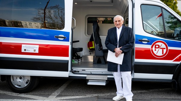 - Dzięki temu ambulansowi nasi pacjenci nie będą już musieli godzinami czekać na transport - zaznacza prof. Wojciech Witkiewicz. 