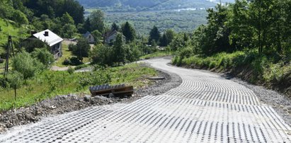 Drogowa głupota. Wójt wydał na drogę i musi ją zamknąć